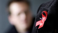 Das Radio-Feature „HIV-Positiv. Michaels erstes Jahr mit dem Virus“ von Ole Siebrecht (Autor) und Matthias Kaphol (Regie) hat den Medienpreis der Deutschen AIDS-Stiftung gewonnen.
