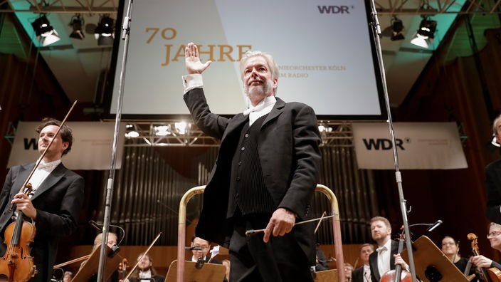 Das WDR Sinfonieorchester Köln unter der Leitung des finnischen Dirigenten Jukka-Pekka Saraste feiert mit einem WDR 3-Radiokonzert sein Jubiläum.