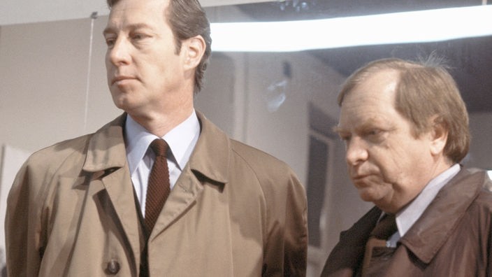 Kommissar Haferkamp (Hansjörg Felmy) und sein Kollege Willy Kreutzer (Willy Semmelrogge, r) in "Drei Schlingen" (1977)