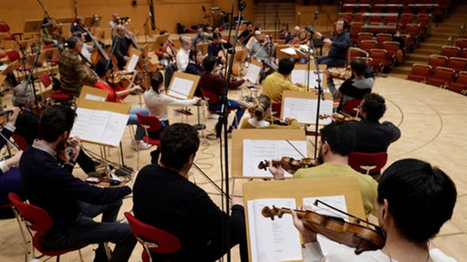 47 Musiker:innen des WDR Funkhausorchesters spielten im Februar 2022 die Musik zur sechsteiligen Serie "Bonn - Alte Freunde, neue Feinde" ein.