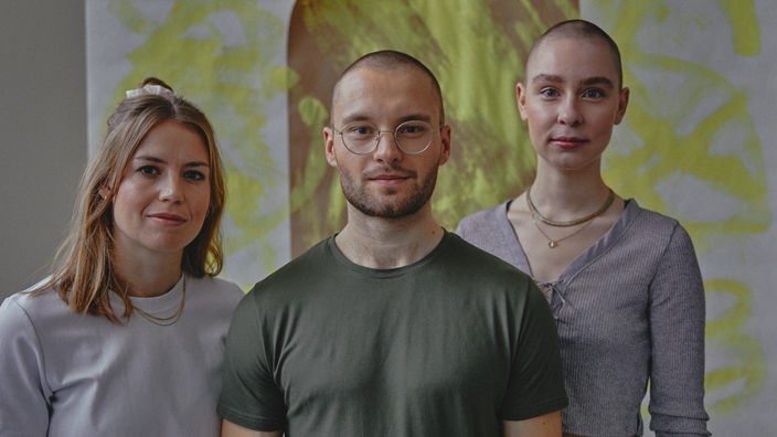 Im regelmäßigen Wechsel haben Lara May, Dominik Erhard und Johanna Klug (v.l.n.r) auf der Plattform immer ein offenes Ohr für die Community.