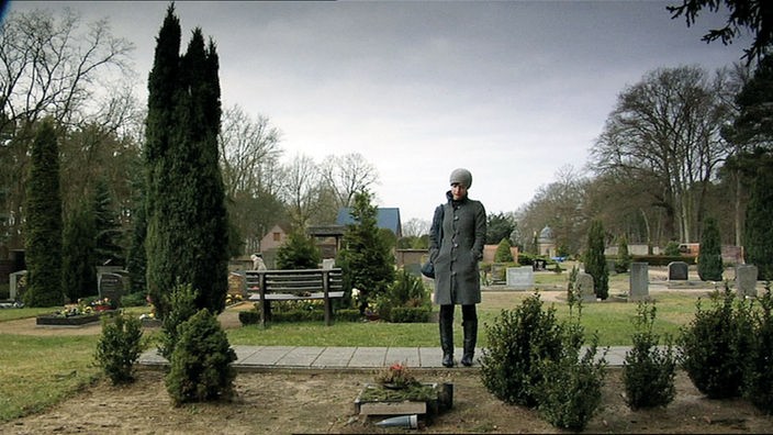 Dokumentarfilmerin Yael Reuveny am Grab ihres Großonkels in Schlieben.