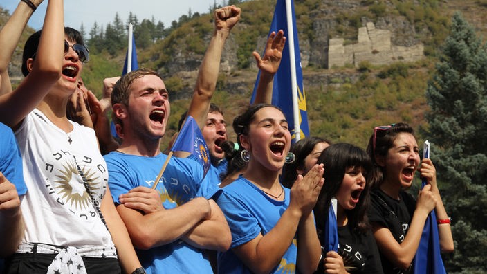 Junge Leute protestieren bei einer Wahlveranstaltung in Georgien