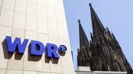 Blick auf den Kölner Dom, im Vordergund Teil des WDR Funkhauses mit dem WDR-Logo