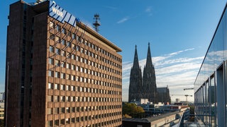 WDR-Archivhaus im Sonnenschein und im Hintergrund der Kölner Dom