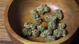 Das Bild zeigt eine Schale mit Cannabis