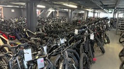 Das Bild zeigt eine Halle voller Fahrräder.