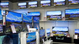 Fernseher, die in einem Geschäft präsentiert werden