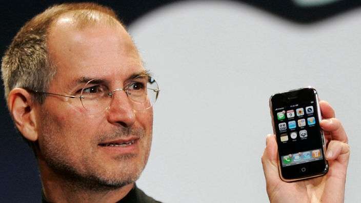 Steve Jobs mit dem ersten Iphone