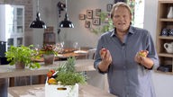 Björn Freitag mit zwei Äpfeln in der Hand