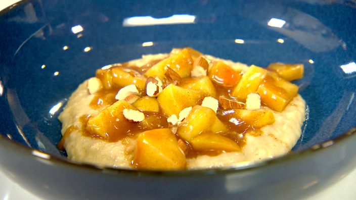 Das Bild zeigt Porridge verfeinert mit Apfel und Zimt.