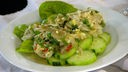 Thailändischer Auberginensalat auf einem Teller angerichtet