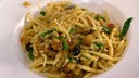 Sizilianisches Auberginengemüse auf Pasta auf einem Teller angerichtet