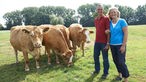 Barbara Büsch steht gemeinsam mit ihren Mann und vier Rindern auf der Weide