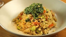 Quinoa-Salat mit Gemüseragout und Petersilien-Pesto