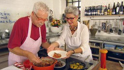 Martina und Moritz bereiten in ihrer Küche Schmorbraten aus Burgund zu