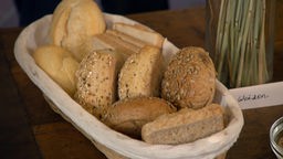 Ein Körbcen mit verschiedenem Brot und Brötchen