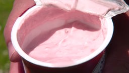 Ein Becher Erdbeerjoghurt