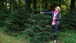 Freya Erpenbeck mit einem Tannenbaum.