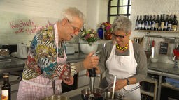 Martina und Moritz bereiten in der Küche leichte Gerichte zu