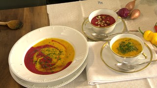Suppenteller und -tassen mit verschiedenen Suppen