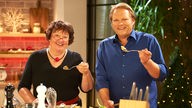 Margarete Kohlmann und  Björn Freitag Freitag probieren den Salat