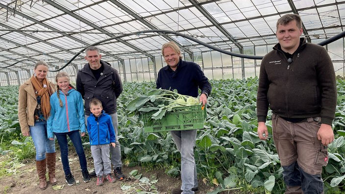  Auf dem Biohof Gerden darf Familie Berners und Gunesch zusammen mit Björn Freitag (M) und Landwirt Jochem Gerden (r) bei der Kohlrabi-Ernte anpacken.