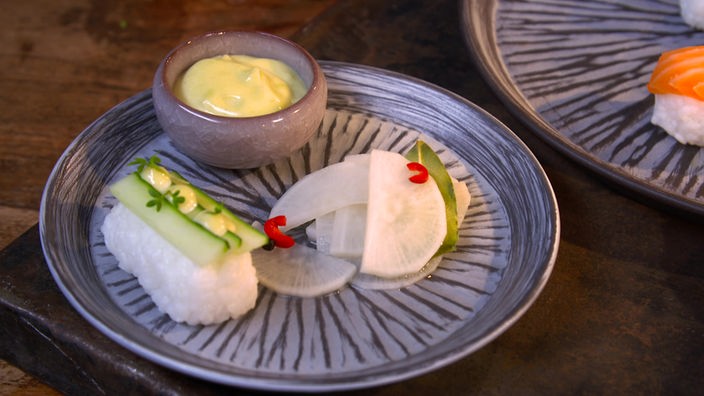Das Bild zeigt Gurken-Nigiri mit Wasabi-Mayonnaise auf einem Teller angerichtet.