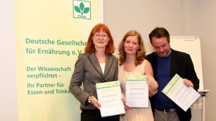 Irmela Hannover, Isabel Bublitz und Volker Hoffmann nehmen den Preis entgegen