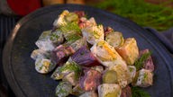 Das Bild zeigt das Gericht Kartoffel-Rote-Bete-Salat mit Eiern und Dill.