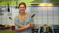 Kathrin Otte schwingt die Kochlöffel in ihrer Küche.