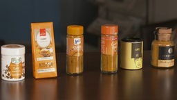 Verschiedene Currypulver von verschiedenen Marken