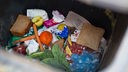Das Bild zeigt verschiedene Lebensmittel in der Mülltonne