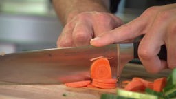 Das Testmesser schneidet eine Karotte