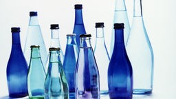 Das Bild zeigt mehrere Flaschen Mineralwasser