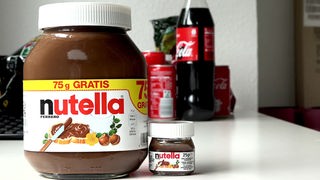 Das Bild zeigt zwei Gläser Nutella in verschiedenen Größen.