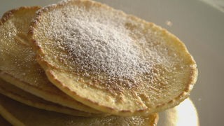 Pancakes mit Puderzucker bestäubt
