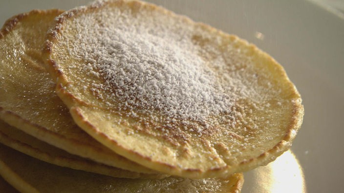 Pancakes mit Puderzucker bestäubt