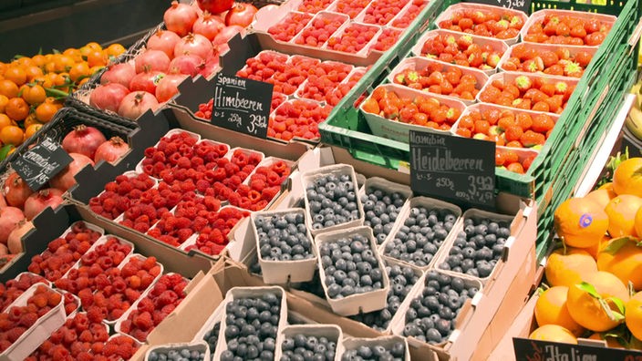 Das Bild zeigt Früchte im Supermarkt.