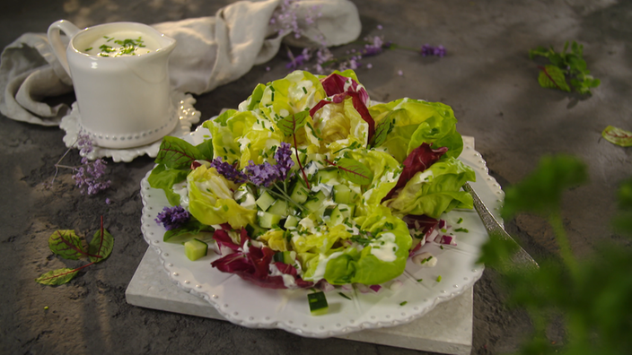 Das Bild zeigt das fertige Gericht "Salat mit Sahnedressing".