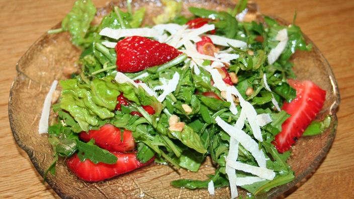 Frühlingssalat mit Erdbeeren