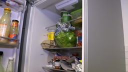 Ein gefüllter Kühlschrank mit Lebensmitteln