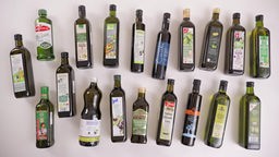 Das Bild zeigt verschiednene Olivenöl-Flaschen.