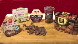 Verschiedene Fertigprodukte des Klassikers Mousse au chocolat werden präsentiert.