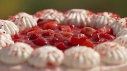 Das Bild zeigt eine Erdbeer-Sahne-Torte.