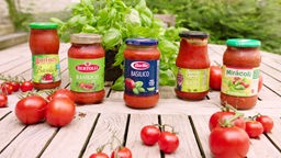 Das Bild zeigt die verschiedenen aus dem Supermarkt getesteten Tomatensaucen.