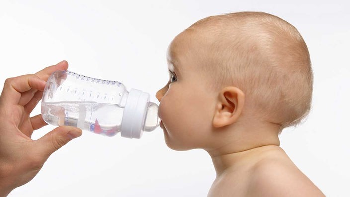 Baby trinkt Wasser