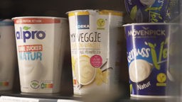 Das Bild zeigt vegane Joghurt-Alternativen. 