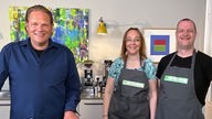 Heiko und Nadine Schreiber lernen von Spitzenkoch Björn Freitag, wie Braten, Sauce und Gemüsebeilagen gelingen.