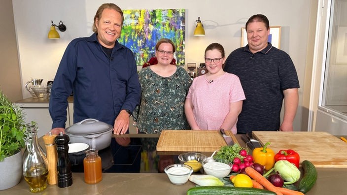Das Bild zeigt Björn freitag mit Familie Bauer in der Küche.